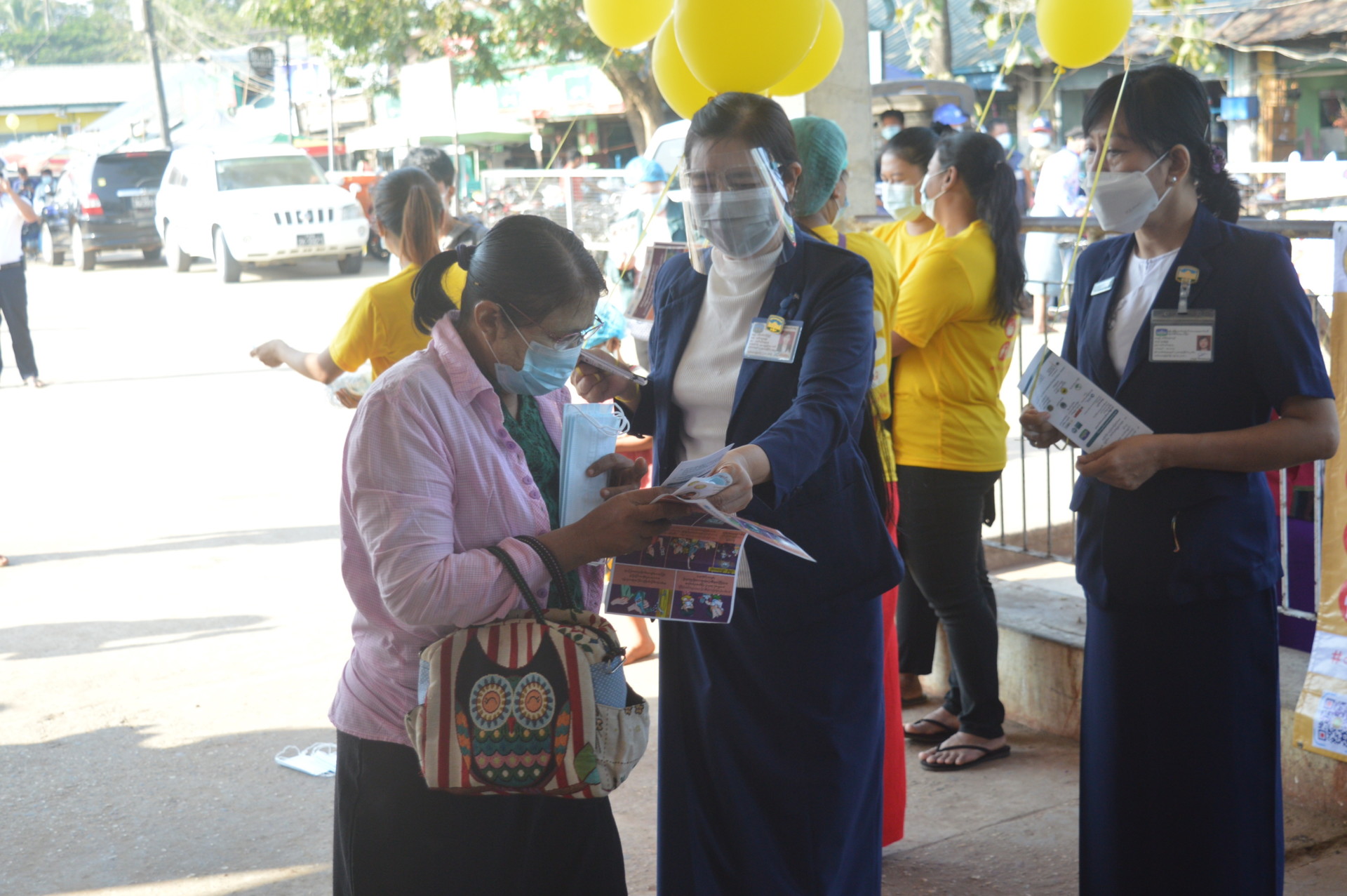 Verbreitung von Flyern zur Risikovorsorge in Yangon